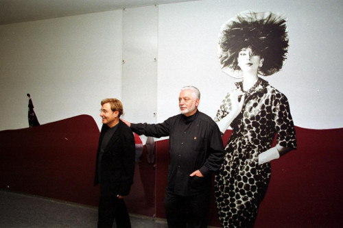 Exposicion sobre la obra de Cristobal Balenciaga en la sala de congresos del Kursaal de San Sebastian. El modisto observando unos trajes de novia expuestos junto al comisario de la exposición. Horizontal