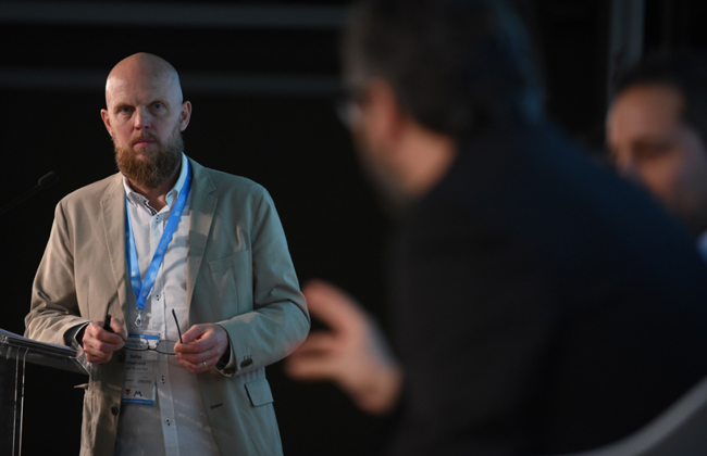 Stefan Junestrand moderando una Mesa Redonda en el III Congreso Edificios Inteligentes.